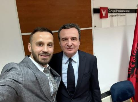 Deputeti i grupit të LVV i “uroi burgim të përjetshëm Hashim Thaçit”, reagon Albin Kurti