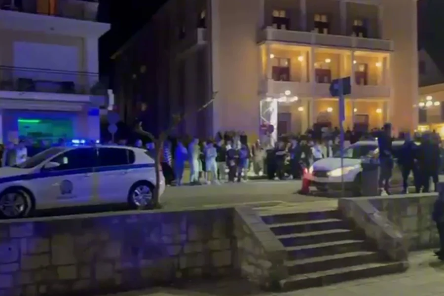 Vdekja e 19-vjeçares shqiptare, dhjetëra persona jashtë gjykatës në Kefalonia! Lihen në paraburgim 3 të pandehurit