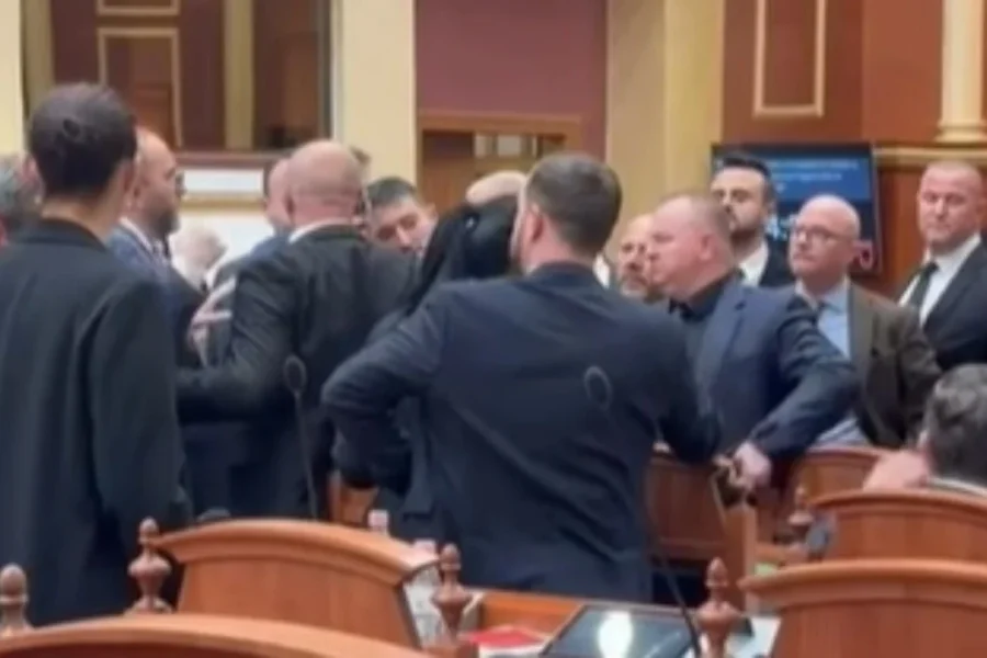 Episod i tensionuar në Kuvend, Noka i hedh shishen e ujit Taulant Ballës