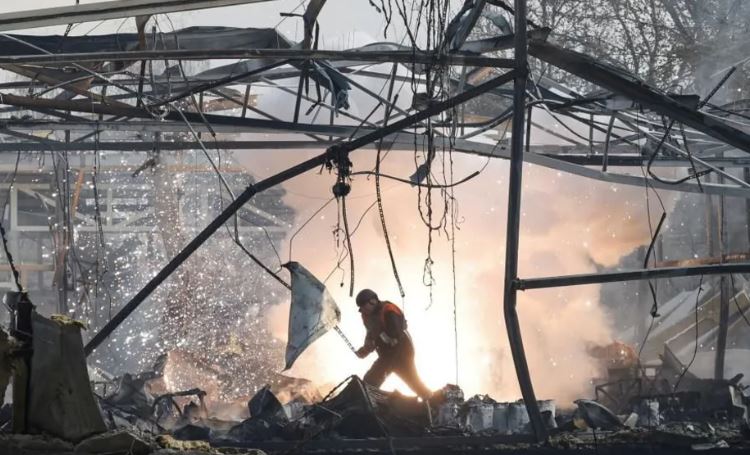 Ukraina sulmon rafineritë ruse të naftës disa orë pasi SHBA-të shtynë heqjen e sanksioneve ndaj Moskës