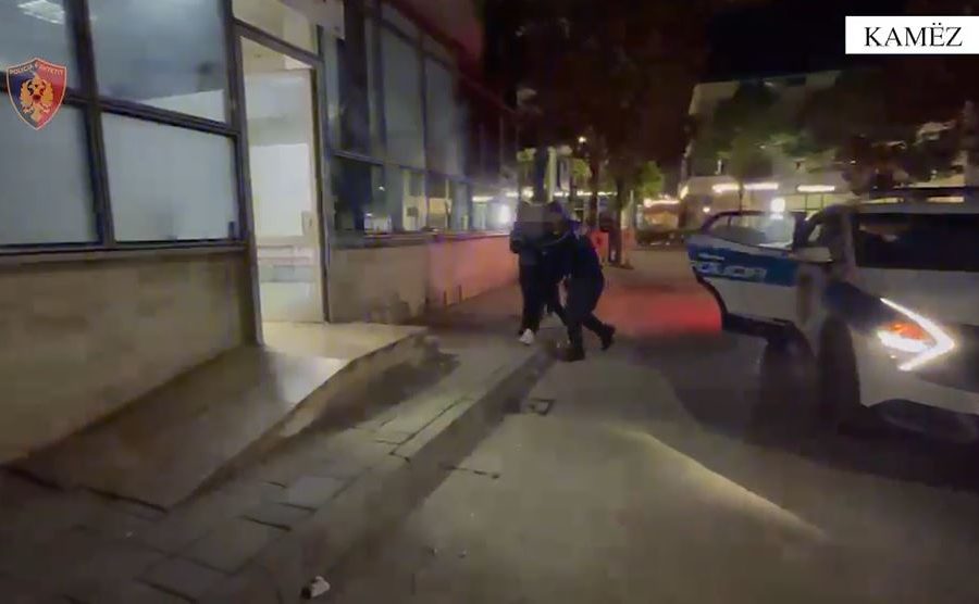 Qëlloi me armë zjarri gjatë konfliktit jashtë lokalit në Kamëz, kapet 23-vjeçari (EMRI)