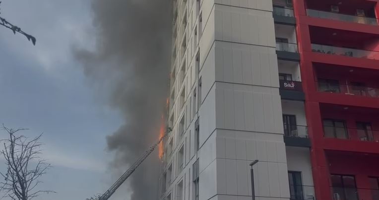 Zjarri në Tiranë, 4 persona dërgohen në QSUT të asfiksuar nga tymi