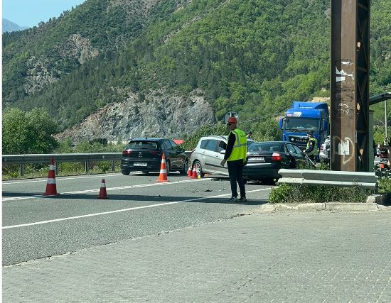Aksident i rëndë në Rrugën e Kombit, 2 të vdekur dhe 5 të plagosur (EMRAT)