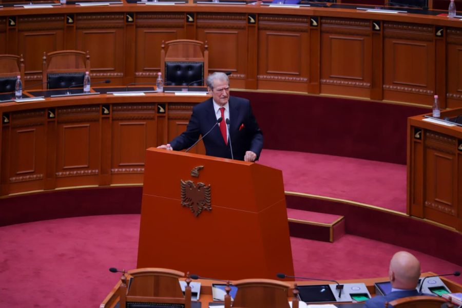 Berisha në Kuvend: Shqipëria ka taksën më të lartë të naftës në botë