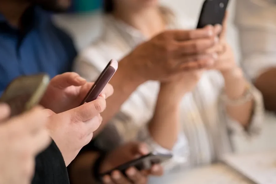 Njihuni me aktivistët e rinj të Evropës që kundërshtojnë ndalimet e përgjithshme të mediave sociale