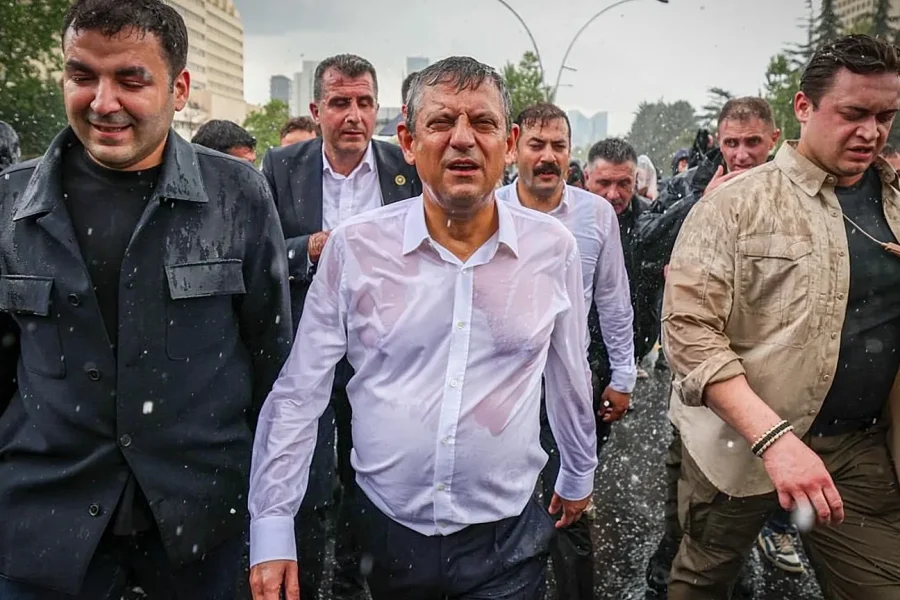Nën gazin lotsjellës opozita turke gjen një yll të ri: Del në skenë Ozgur Ozel, kush është rivali i ri i Erdoganit
