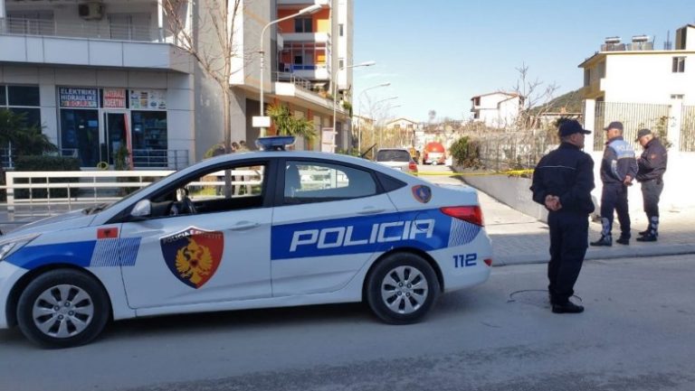 Aksion i policisë në Vlorë, sekuestrohen 4 pistoleta dhe një automjet i blinduar! Arrestohet një person për kërkim ndërkombëtar