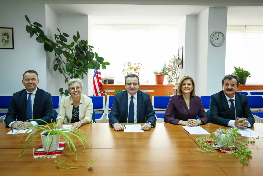 Lëvizja Vetëvendosje nënshkruan koalicionin parazgjedhor me tri parti