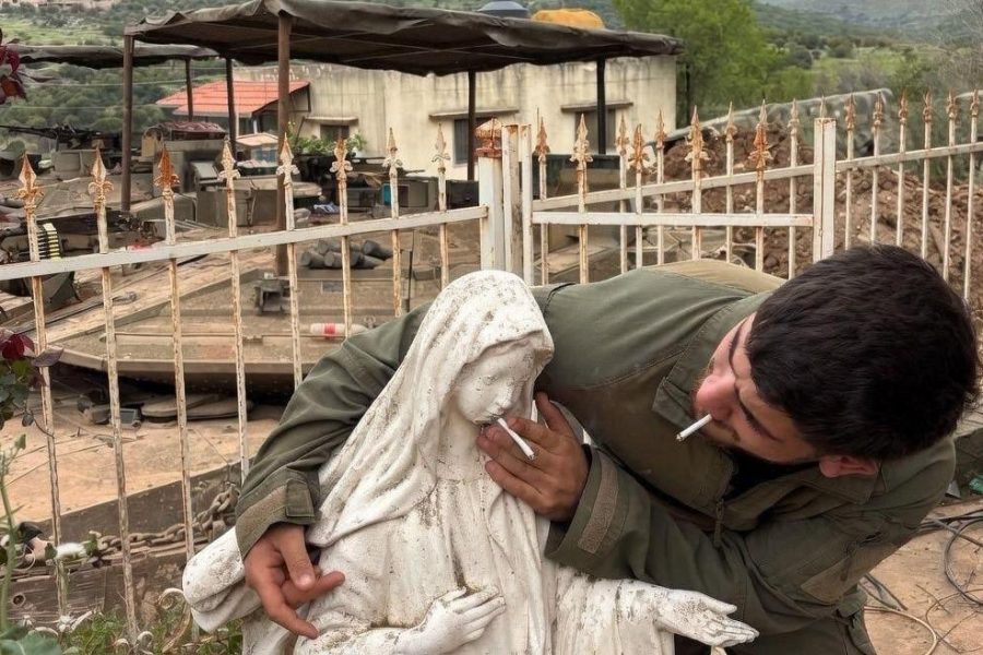 Ushtria izraelite burgos 2 ushtarët që fotografuan statujën e Virgjëreshës Mari me një cigare në Liban