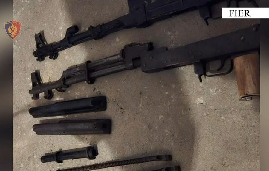 Iu gjendën në banesë 2 kallashnikovë pa leje, arrestohet 43-vjeçari në Fier