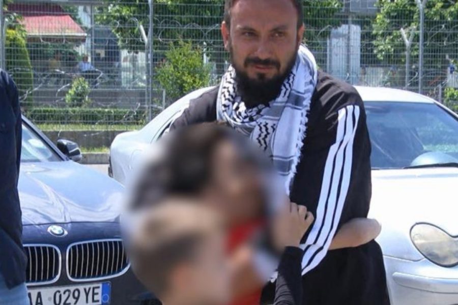 Aktivisti Baki Goxhaj mbërrin pas kthimit nga Gaza! Përqafohet me izraelitin