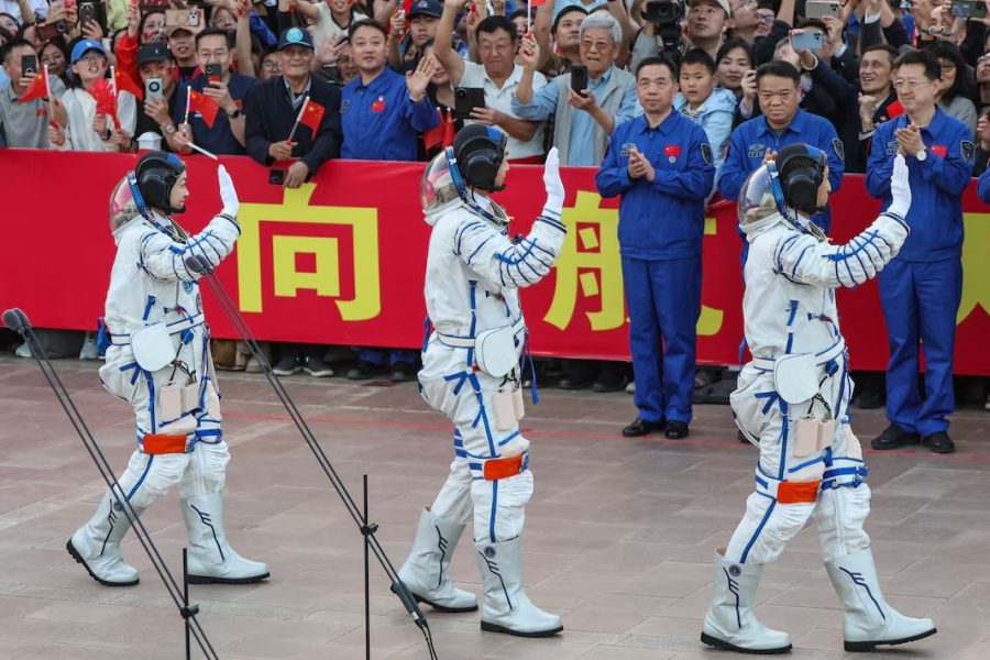 Kina sfidon SHBA-në! Dërgon 3 astronautë në mision hapësinor njëvjeçar, teksa synon uljen në Hënë në vitin 2030