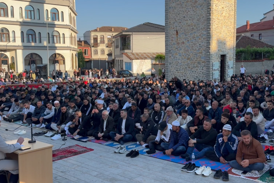 Kurban Bajrami falet në gjithë Shqipërinë, mijëra besimtarë mbushin xhamitë dhe sheshet