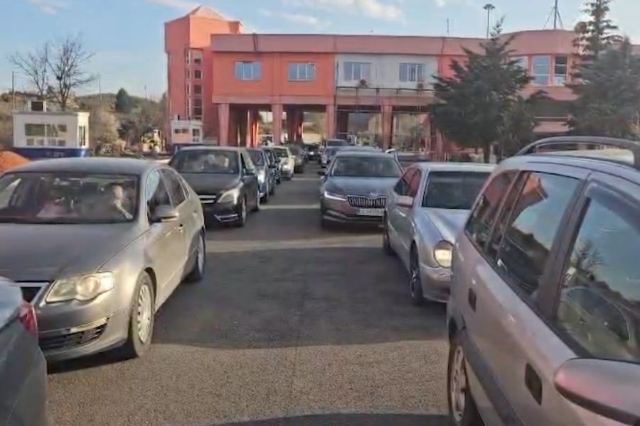 Radhët në kufi ‘hall’ për Pogradecin në çelje të sezonit turistik në 6 qershor