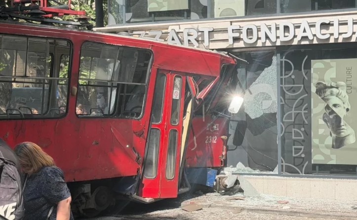 Aksident i rëndë në Beograd, tramvaji del nga shinat dhe përplaset me ndërtesën! Plagosen disa persona