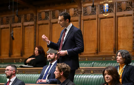 Ligjvënësi britanik, Josh Simons jep dorëheqjen! I hap rrugën Burnham: Të luftojë për të rihyrë në Parlament
