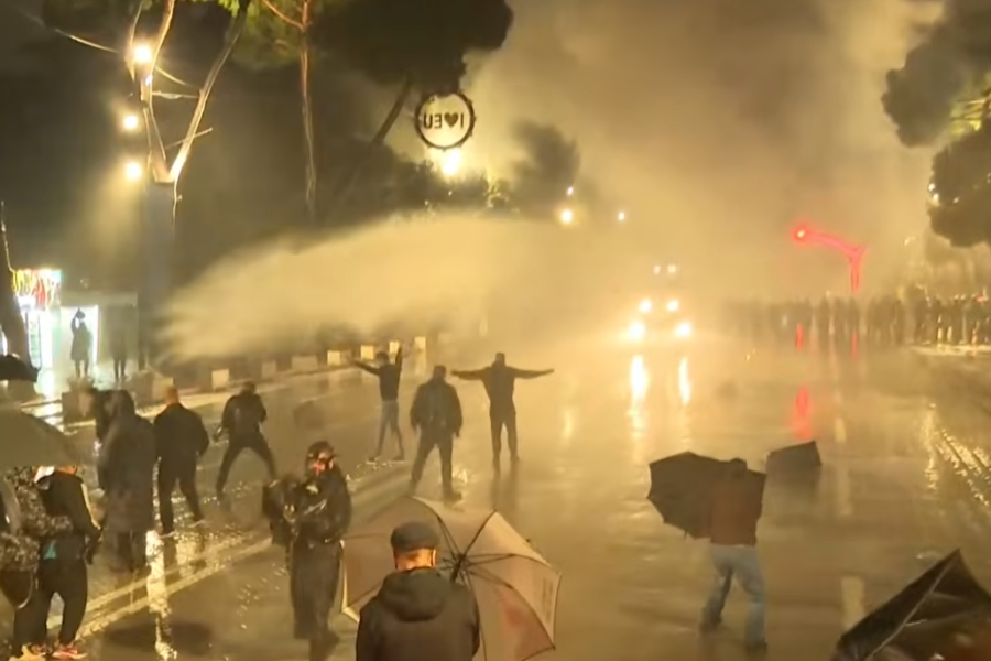 Gazetarja jep detajet, policia pengon lëvizjen e protestuesve jashtë bulevardit “Dëshmorët e Kombit”