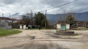Palokastra e Gjirokastrës po boshatiset, ndërsa emigracioni po largon banorët vit pas viti