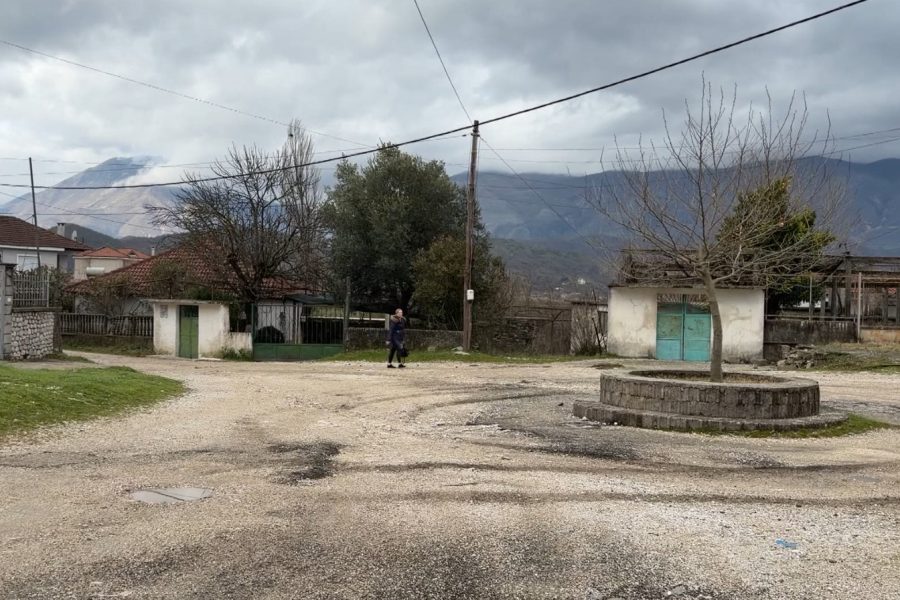 Palokastra e Gjirokastrës po boshatiset, ndërsa emigracioni po largon banorët vit pas viti