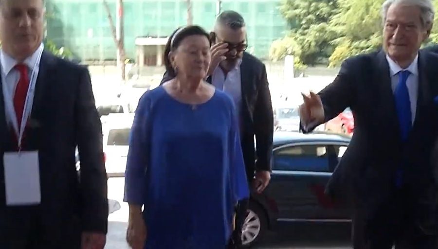 Berisha me bashkëshorten mbërrijnë në Kuvendin Kombëtar të PD-së, priten nga Noka dhe Bardhi