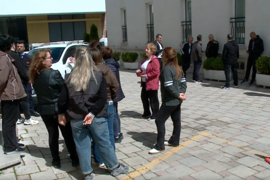 “Vendosni tenda të reja me lekët tuaja”/ Tregtarët në protestë para bashkisë Korçë: E papërballueshme për ne