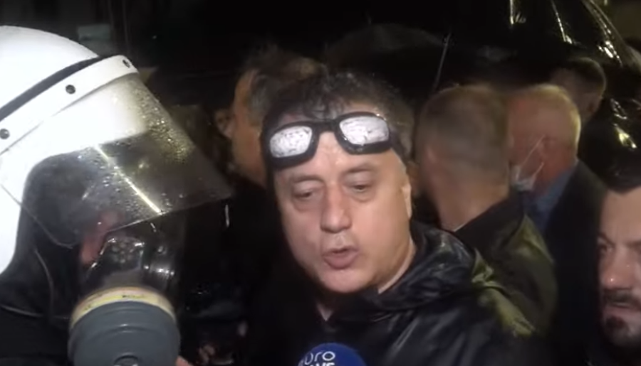 Tension në protestë, një polic shfaq probleme shëndetësore