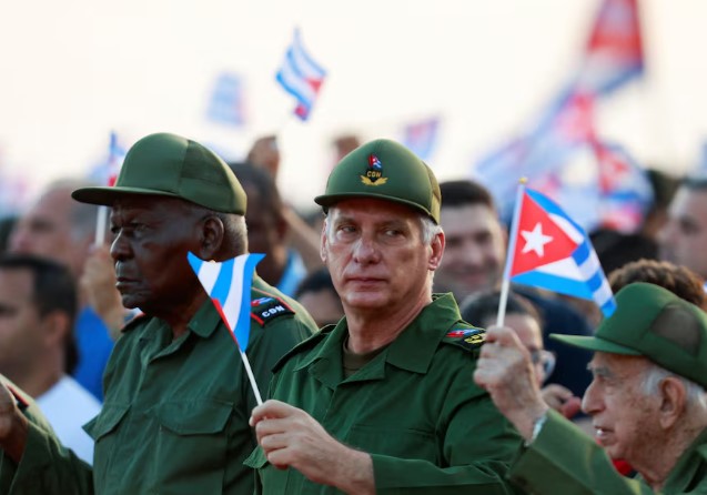 Kubanezët mblidhen para ambasadës amerikane në Havana për të protestuar kundër akuzës së Raul Castros