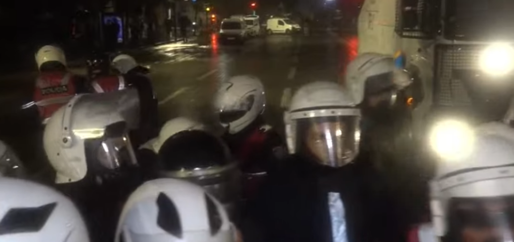 Tension në protestë  një polic shfaq probleme shëndetësore