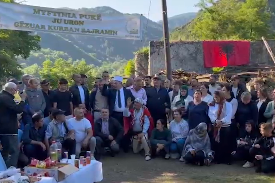 Pukë, besimtarët falin Kurban Bajramin në rrënojat e xhamisë së vjetër të Kabashit pas gati 60 vitesh