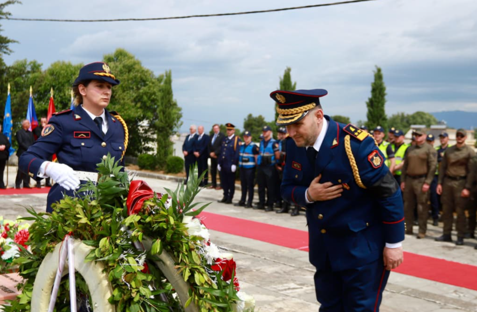 Ish efektivi Novruz Cenalia rivarroset në Varrezat e Dëshmorëve  Lamallari  Uniformën e pa si mision