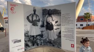 Ekspozita rikthen Shqipërinë e një shekulli më parë përmes fotografive historike