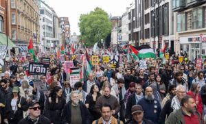 Londra nën masa të rrepta sigurie, mijëra qytetarë kundër Starmer
