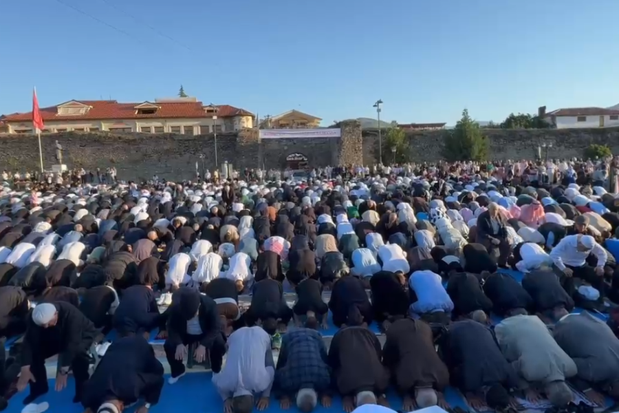 Qindra besimtarë në të gjithë Shqipërinë festojnë Kurban Bajramin, thirrje për solidaritet dhe bashkim