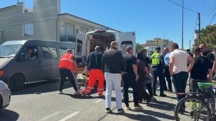 Aksident në Shkodër, makina përplas motorin, plagoset një person