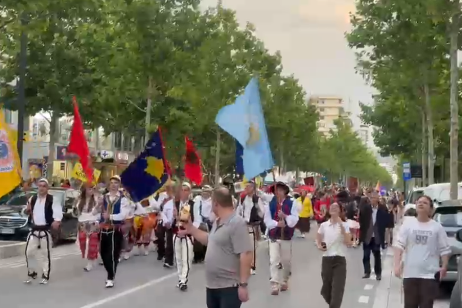 Vlorë, spektakël folklorik ndërkombëtar në rrugët e qytetit (VIDEO)
