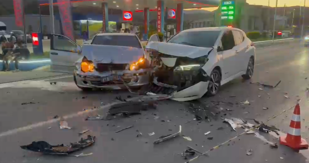 Dy automjete përplasen kokë më kokë në aksin Korçë Maliq  2 të plagosur