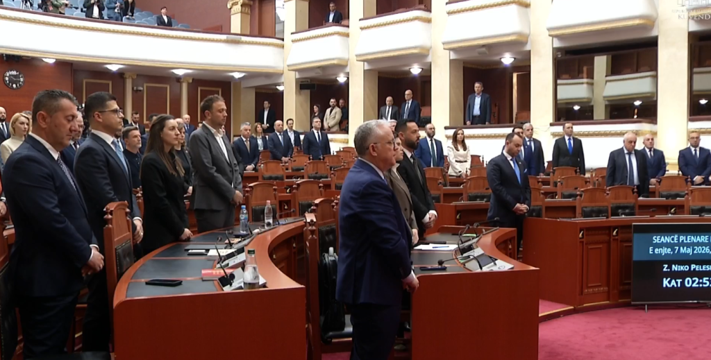 Kuvendi një minutë heshtje për ndarjen nga jeta të Servet Pëllumbit