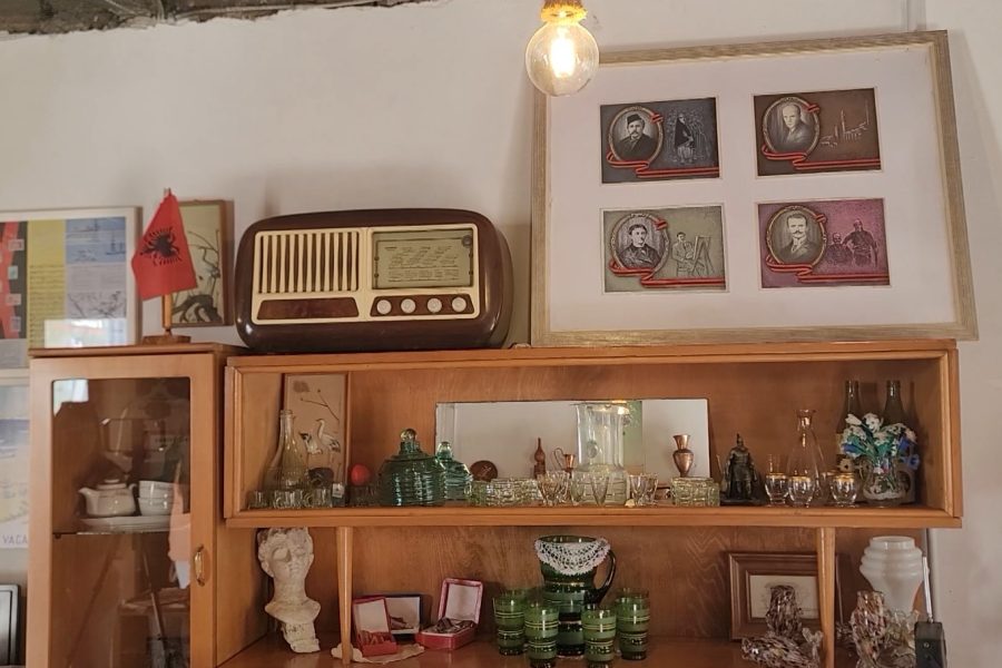 Durrësi mirëpret një ekspozitë unike kushtuar historisë përmes filatelisë