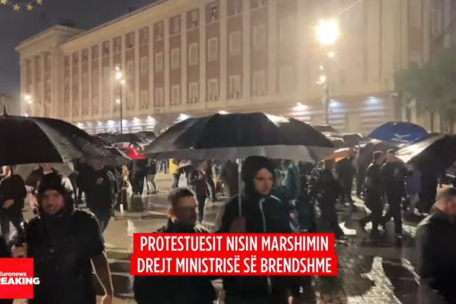 Protestuesit nisin marshimin nga Kryeministria, shkojnë drejt Ministrisë së Brendshme