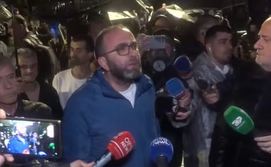 Tensionet gjatë marshimit, Bardhi-policisë: Pse provokoni?
