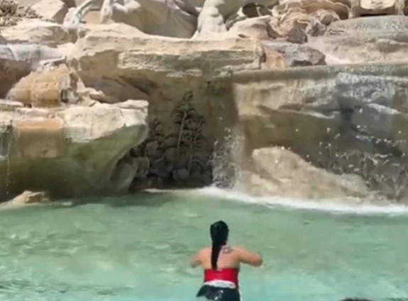 Theu rregullat dhe notoi në Shatërvanin e Trevit për të bërë video në TikTok, gjobitet turistja! Reagime kritike ndaj saj