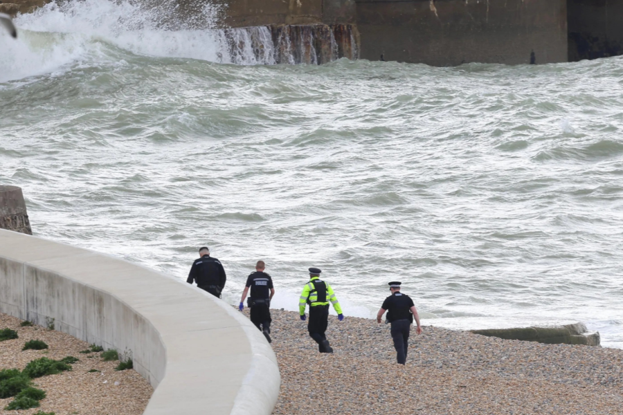 Tmerr në Brighton, trupat e pajetë të tre grave gjenden në plazh