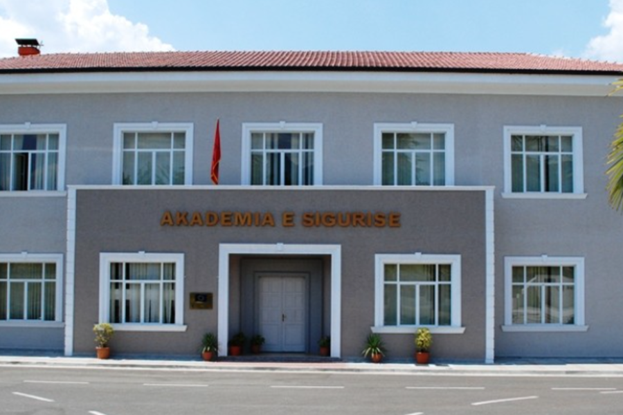 Helmohen 56 studentë të Akademisë së Sigurisë në Tiranë, dyshohet ushqimi
