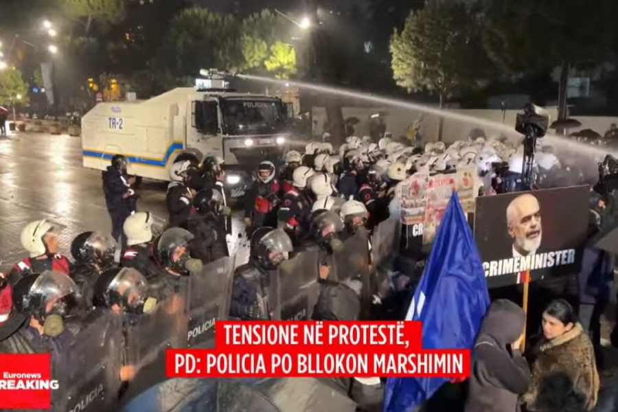 Protestuesit tentojnë të çajnë kordonin e policisë, hidhet ujë në drejtim të tyre (VIDEO)