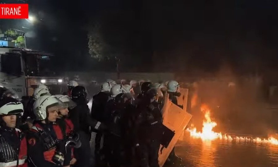Tensionet gjatë marshimit të opozitës, shoqërohen 3 persona nga policia