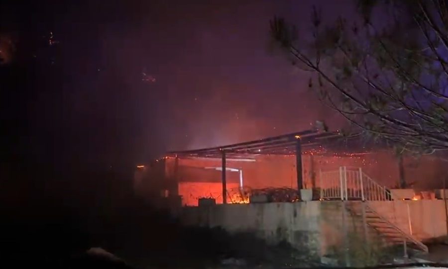 Digjet një lokal në Radhimë, zjarrfikëset dhe policia në vendin e ngjarjes