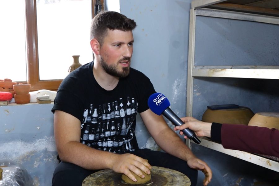 Babë e bir që bëjnë art me baltën: Punimet i bëj me sy mbyllur, 4-vjeç bërë punimin e parë