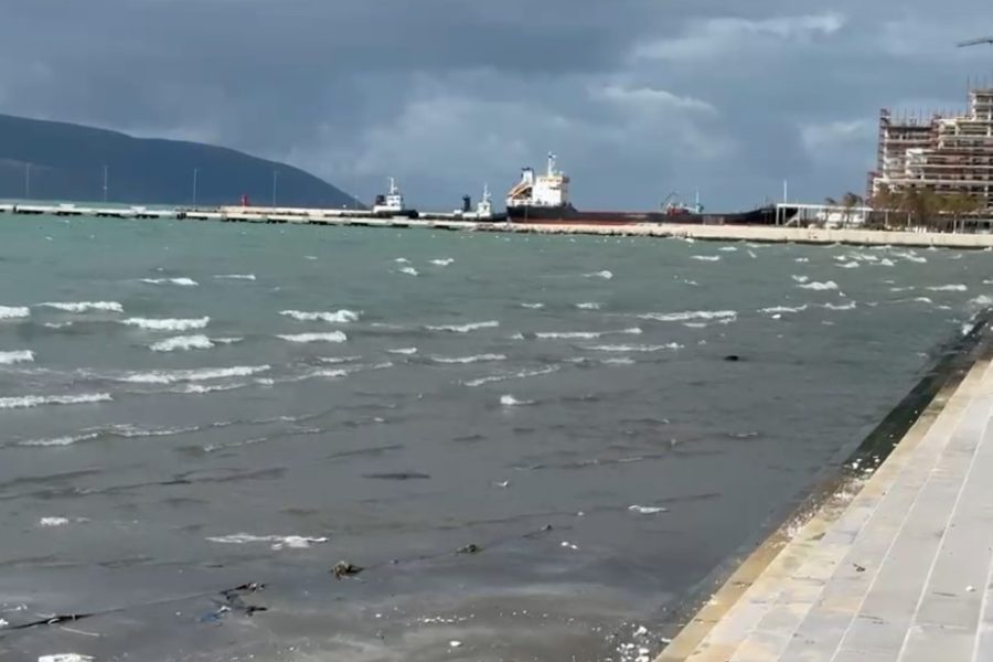 Mot i keq në Vlorë, ndalohet lundrimi i mjeteve të vogla