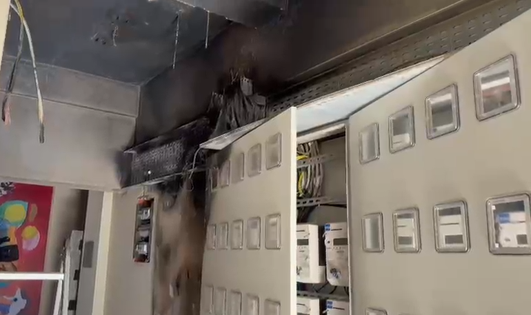 Një shkëndijë shkak i zjarrit në Tiranë, dalin pamjet nga kabina e djegur elektrike (VIDEO)