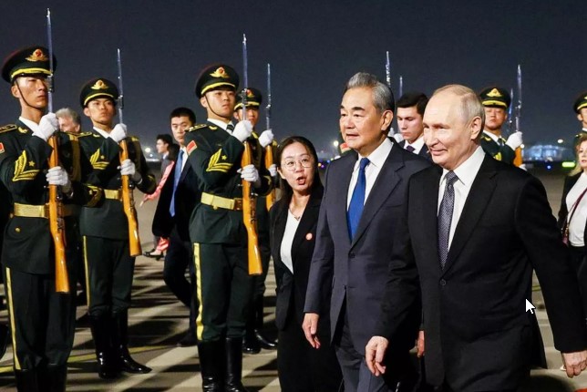 Putin mbërrin në Pekin për vizitën dy-ditore me Xi Jinping (VIDEO)